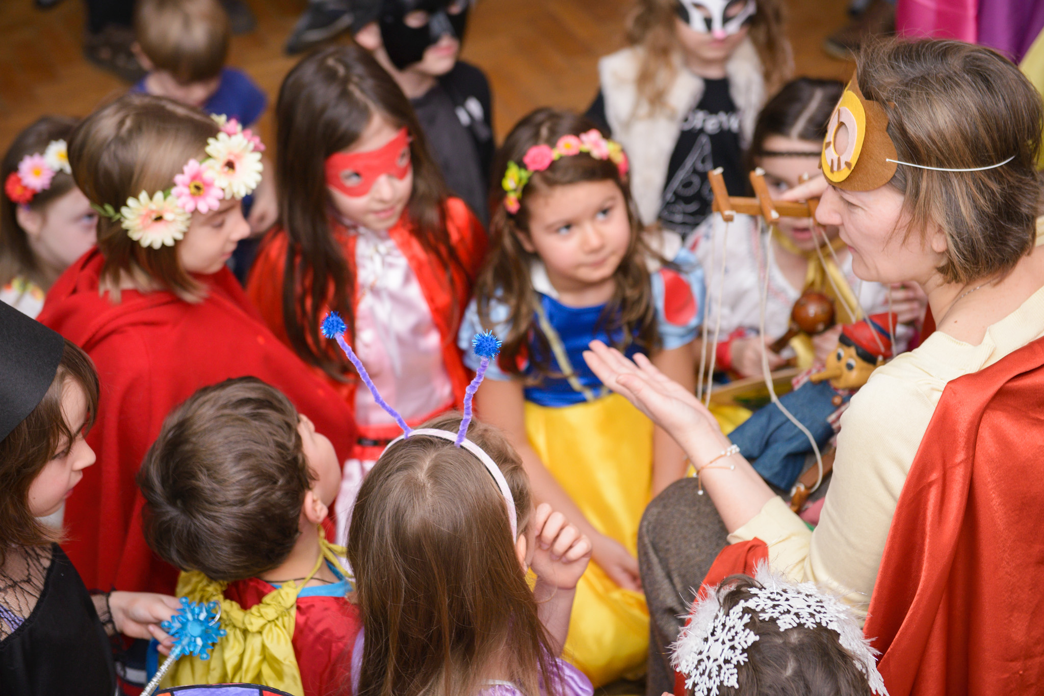 Elevi Waldorf Ilios costumati de carnaval