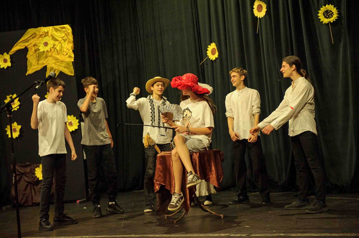 Elevi de gimnaziu intr-o piesa de teatru