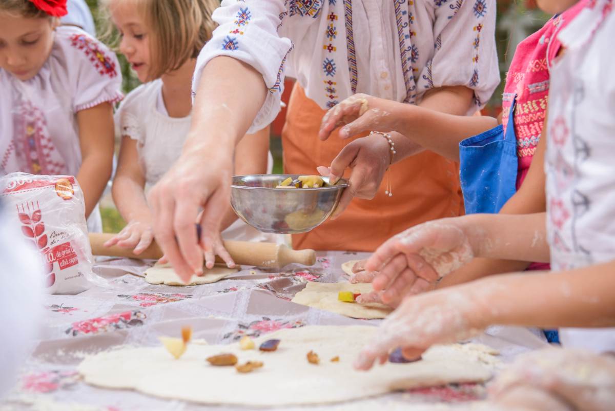 Cât din spiritul alternativ a pătruns în școala de stat? O privire asupra elementelor preluate din pedagogiile Waldorf și Montessori