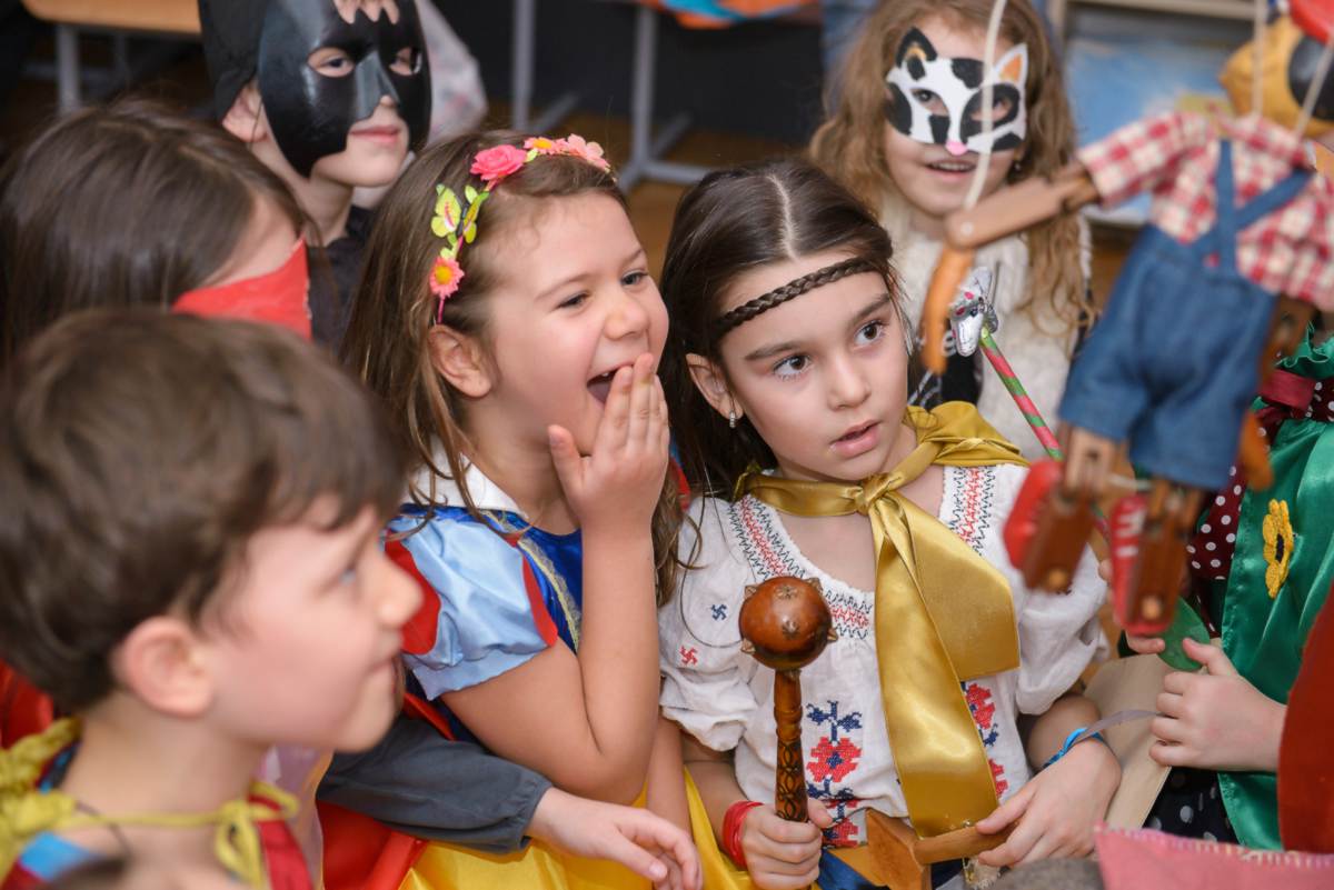 Elevi uimiti la scoala Waldorf Ilios din Bucuresti